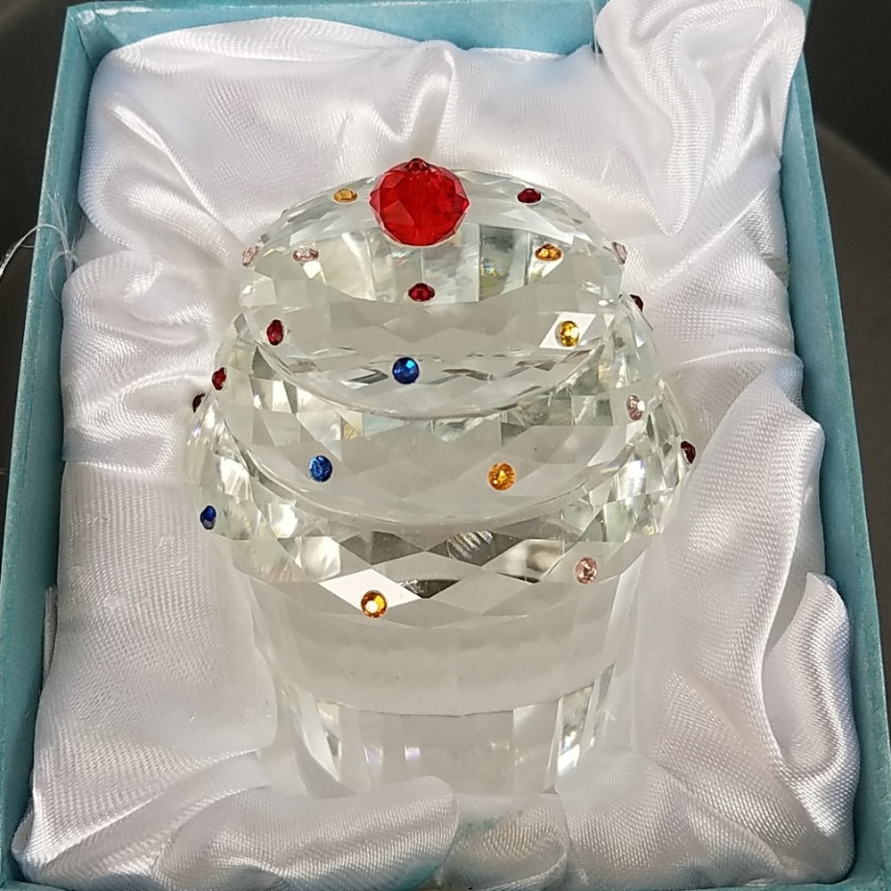 Crystal cupcake paperweight